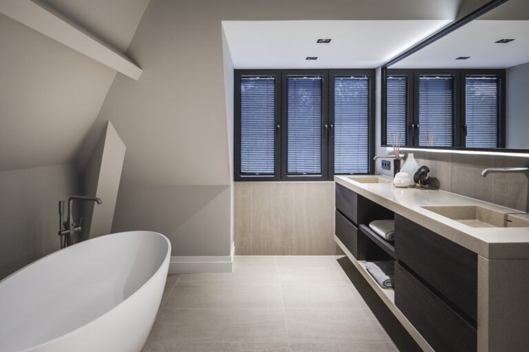 Moderne badkamer met ligbad en dubbele wastafel