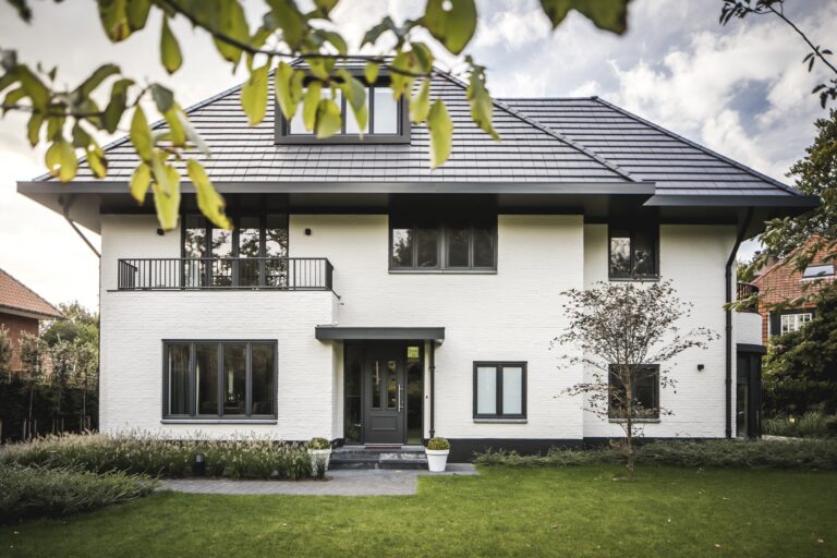 Voorgevel van vrijstaande woning met moderne afwerking