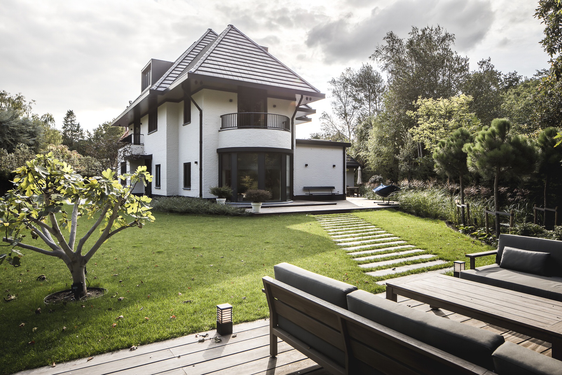 Exterieur van vrijstaande woning met aangelegde tuin