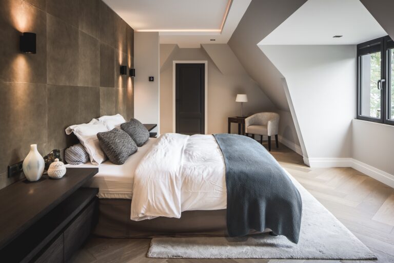 Slaapkamer met rustige moderne inrichting