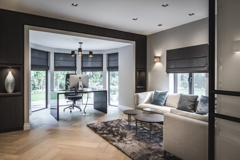 Woonkamer met moderne inrichting en grote ramen