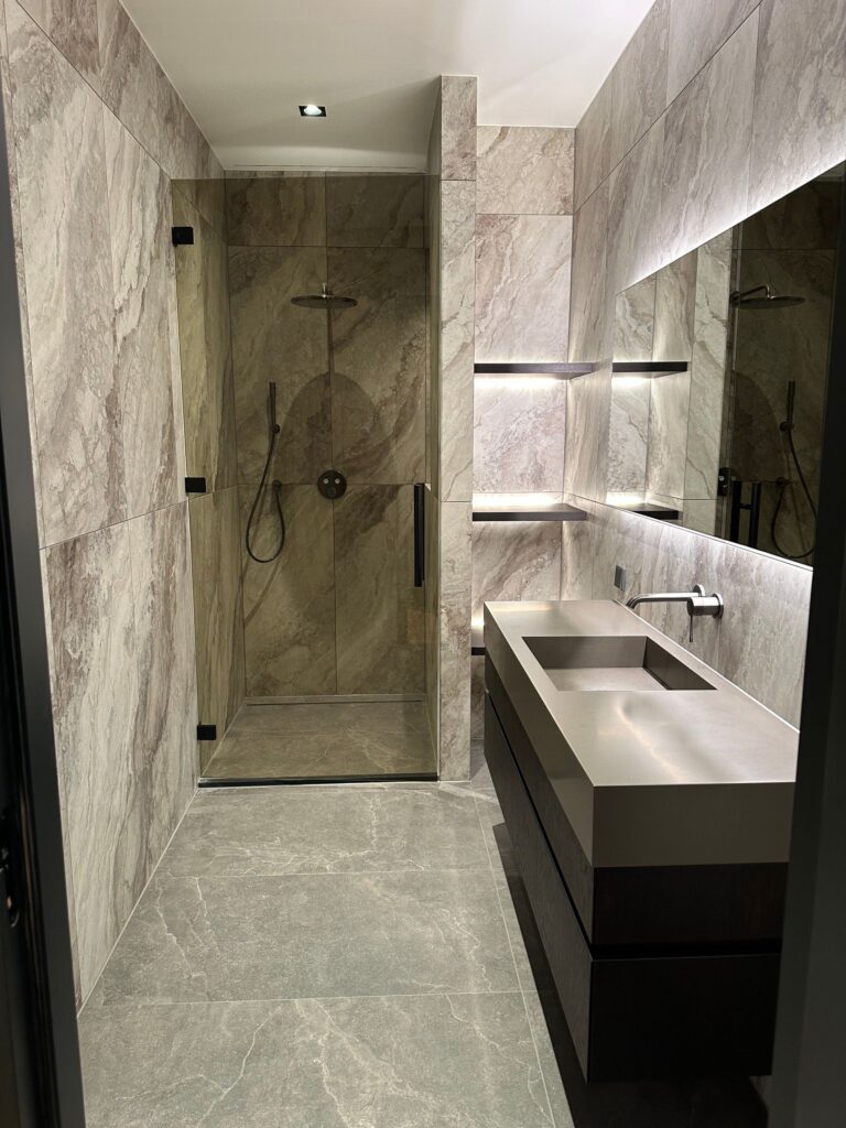 Moderne badkamer met inloopdouche en luxe tegelwerk
