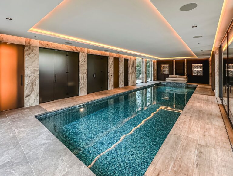Luxe binnenzwembad met warme interieurafwerking
