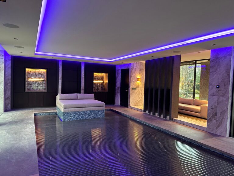 Luxe binnenzwembad met paarse accentverlichting
