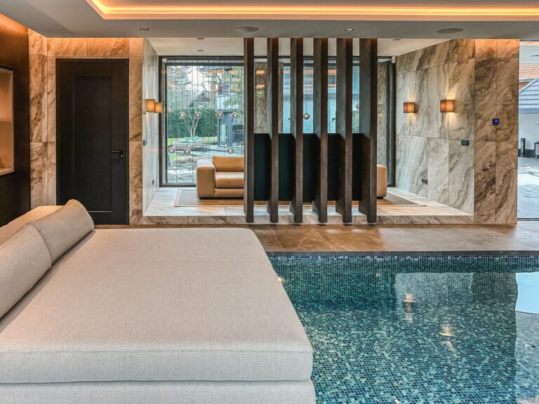 Binnenzwembad met loungegedeelte en moderne afwerking