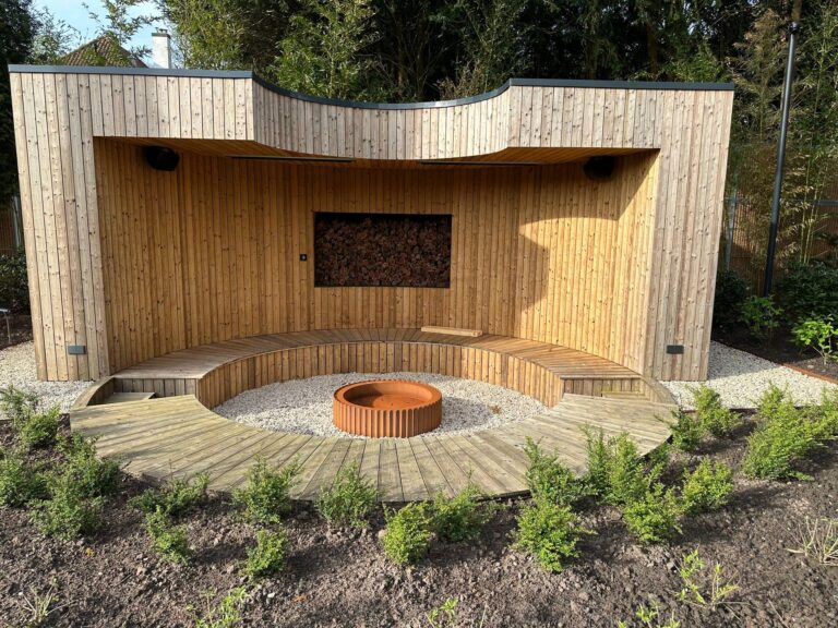 Buitenlounge met houten afwerking en vuurplaats