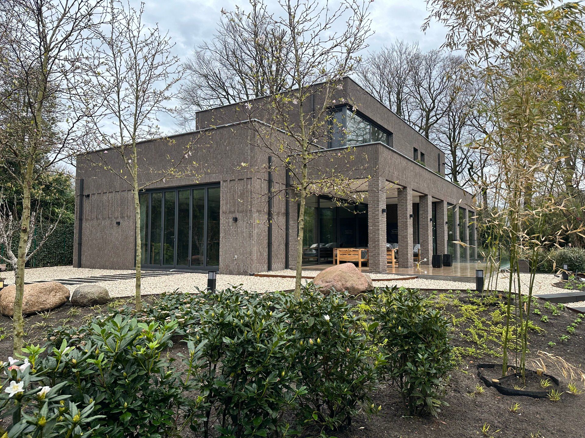 Moderne villa in bosrijke omgeving met aangelegde tuin