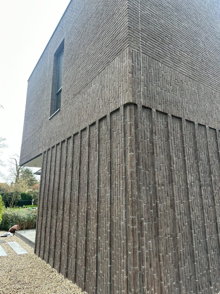 Geveldetail met verticale steenstructuur