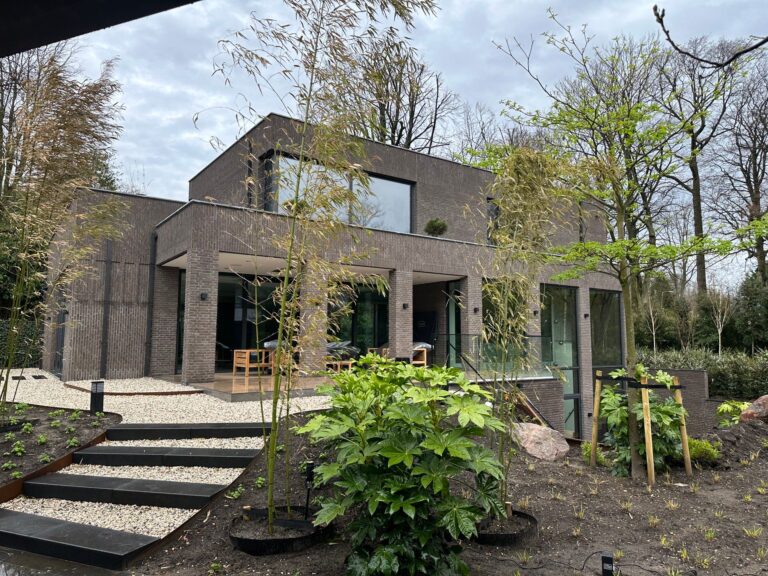 Terras aan de achterzijde van moderne villa