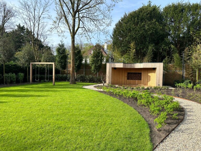 Aangelegde tuin met modern bijgebouw