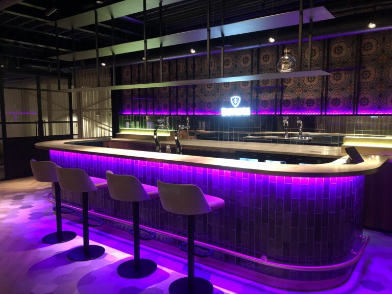 Luxe bar met paarse sfeerverlichting