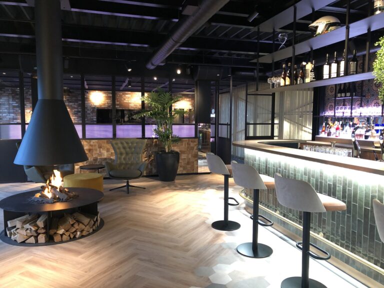 Moderne bar en lounge met sfeervolle verlichting