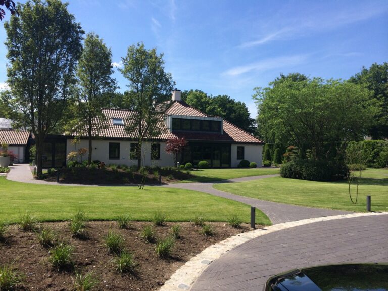 Vrijstaande villa met ruime tuin en oprijpad