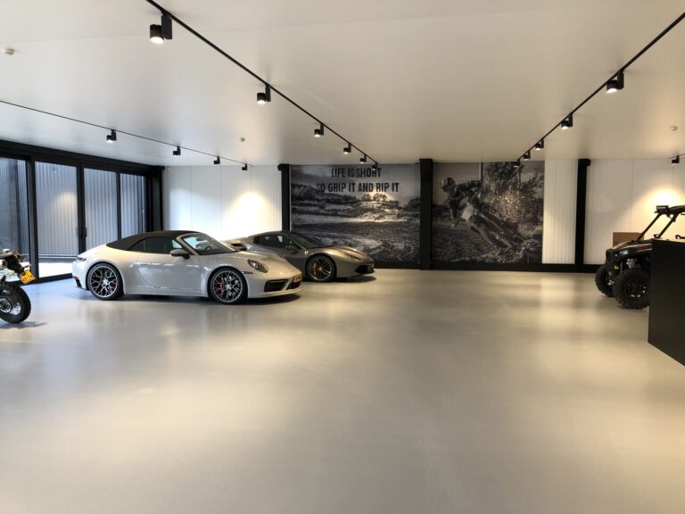 Ruime garage met luxe afwerking en voertuigen