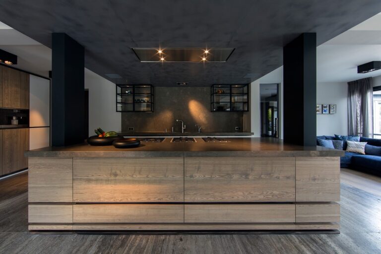 Luxe keuken met open verbinding naar de woonruimte