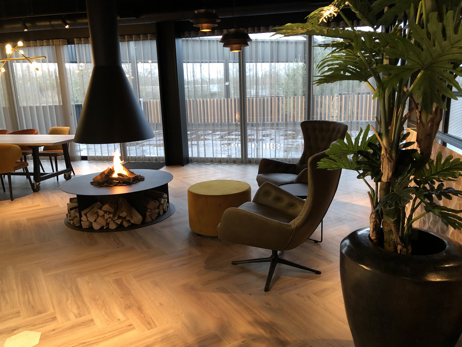 Loungehoek met haard en moderne inrichting