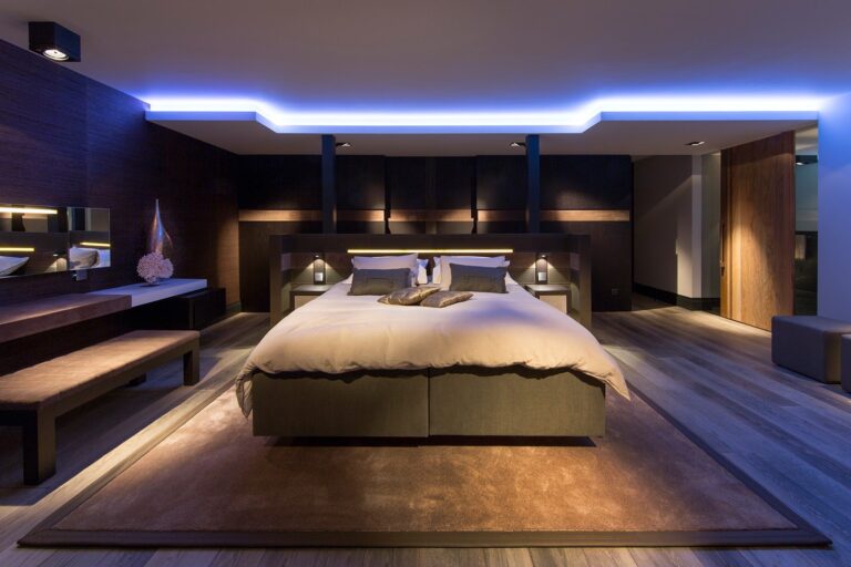 Luxe slaapkamer met donkere interieurafwerking