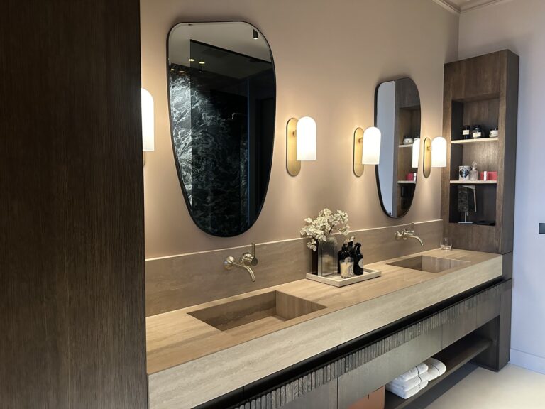 Luxe badkamermeubel met maatwerk spiegels en wandverlichting