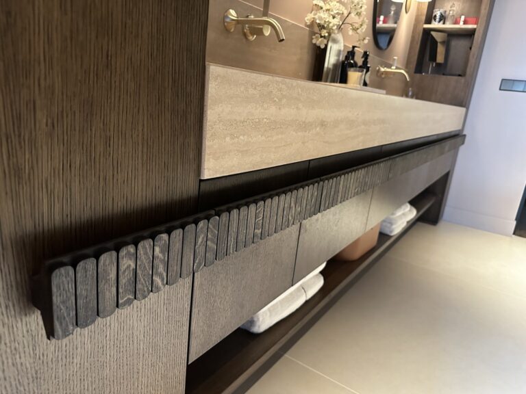 Maatwerk interieurdetail met luxe wandafwerking