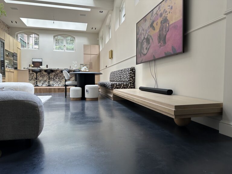 Moderne woonkamer met maatwerk tv-meubel en hoge plafonds