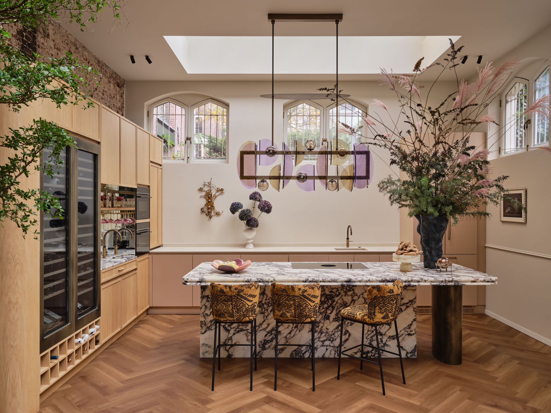 Ruime woonkeuken met kookeiland en luxe afwerking