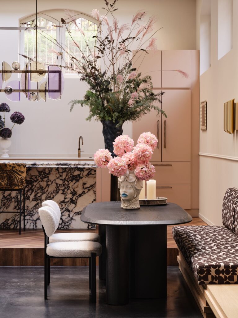 Luxe woonkeuken met bloemstuk en hoogwaardige interieurafwerking