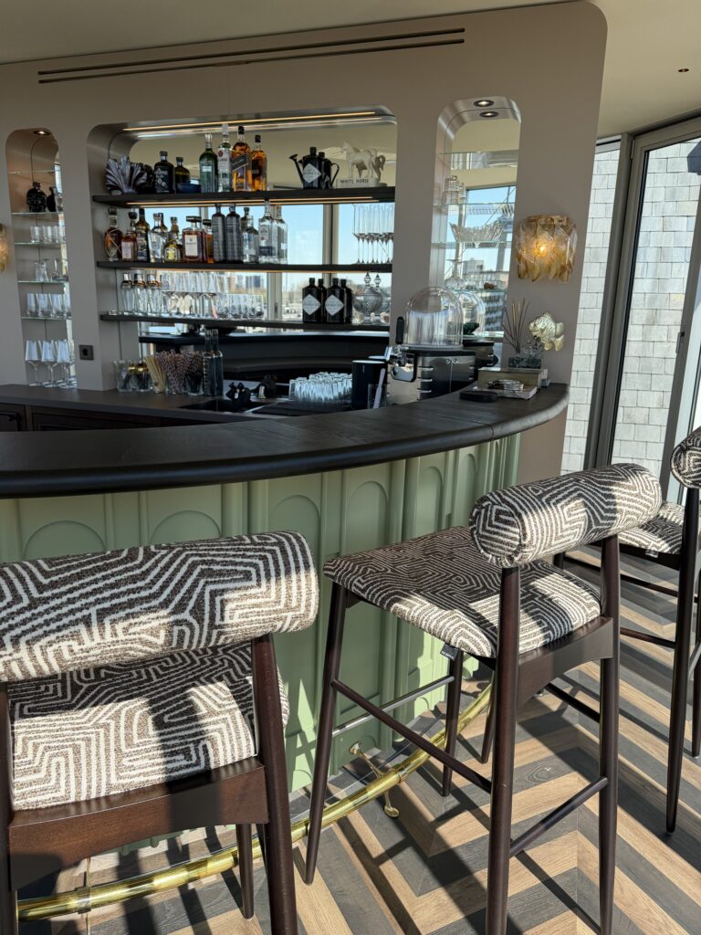 Barinterieur met klassieke en moderne afwerking