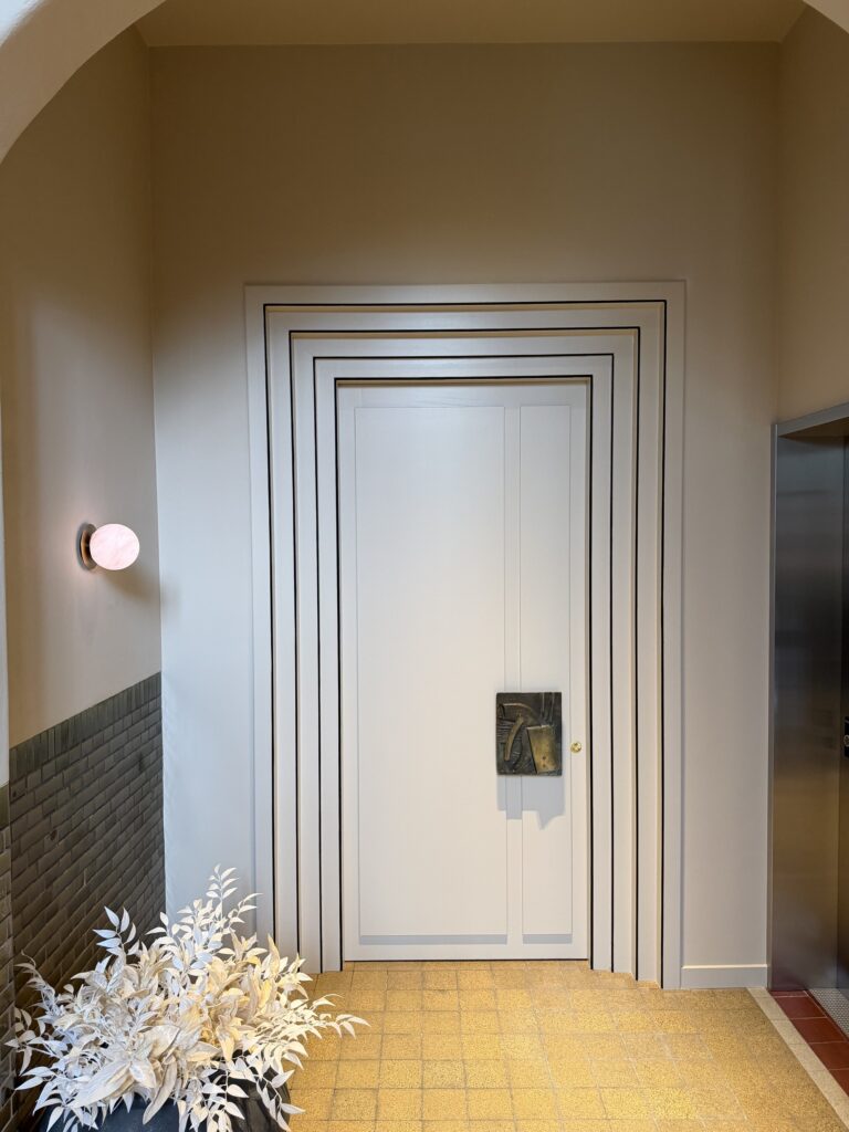 Deurdetail met klassieke afwerking
