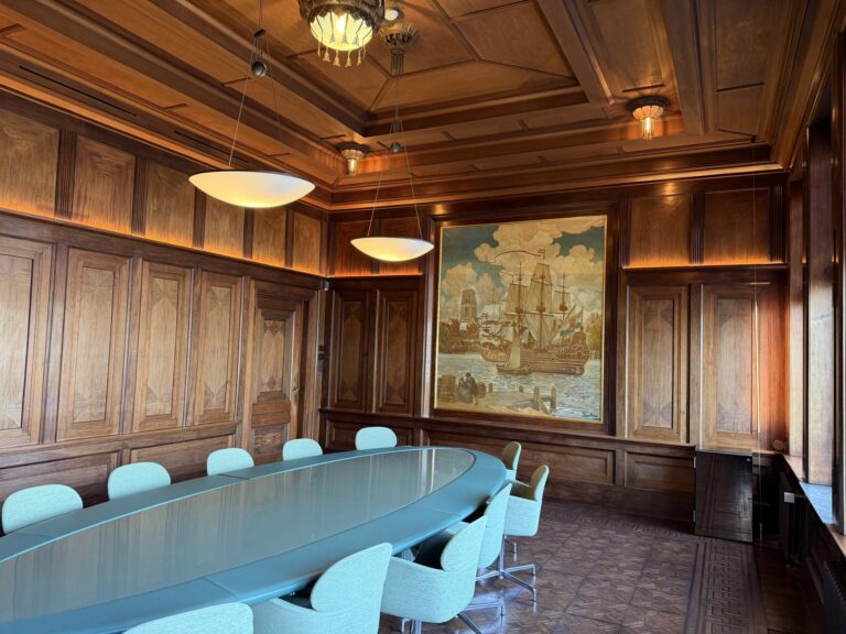 Eetkamer met houten betimmering en klassieke details