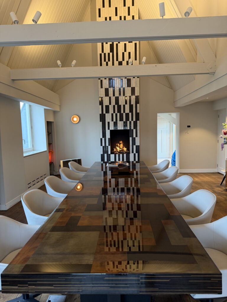Luxe eetkamer met hoge ruimte en klassieke details
