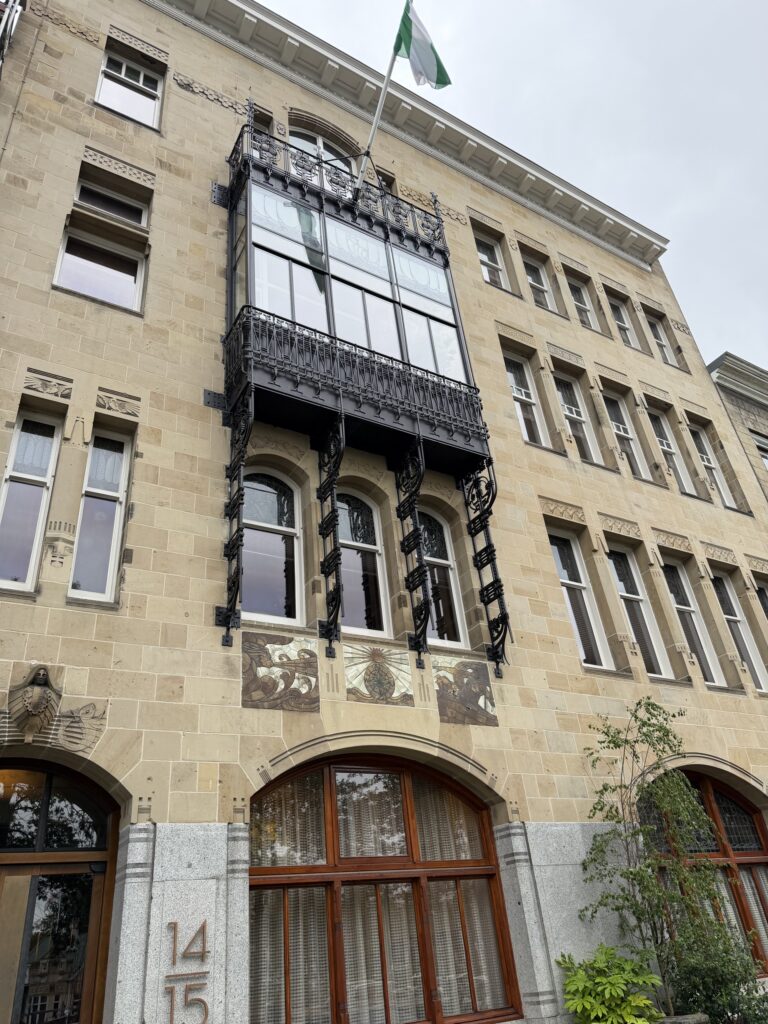 Klassieke gevel met balkon en ornamenten