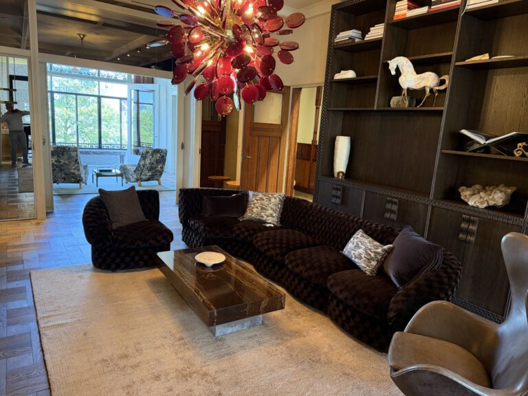 Lounge met klassieke details en moderne inrichting