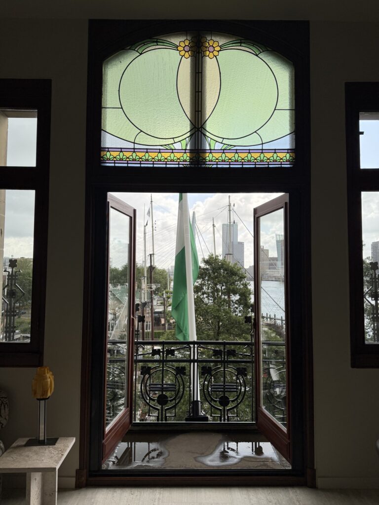 Raamdetail met glas-in-lood in historisch pand