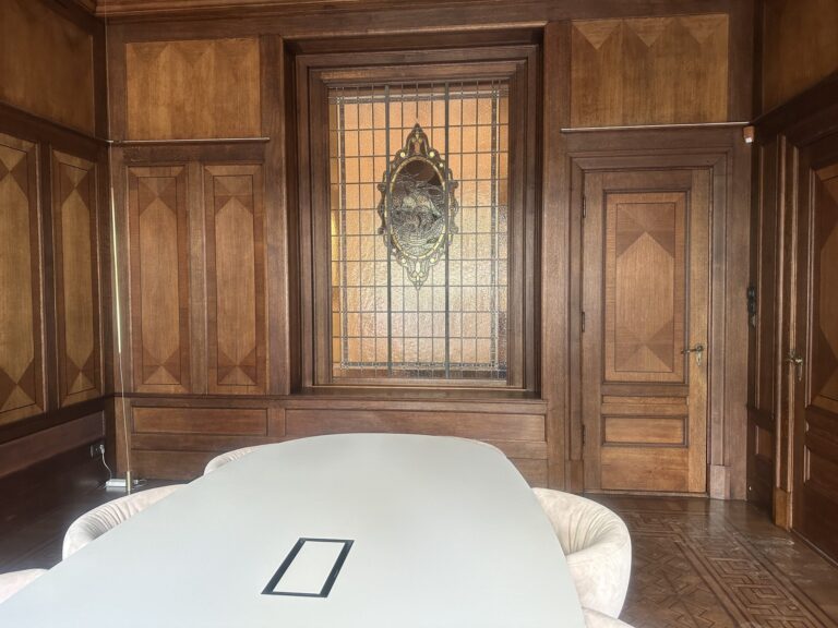 Slaapkamer met houten wandafwerking en lichtkoepel
