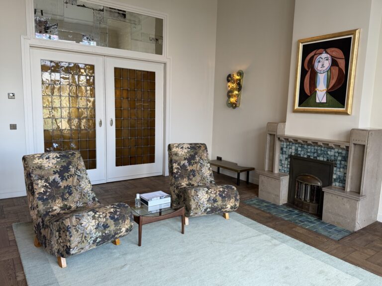 Slaapkamer met zithoek en klassieke interieurdetails
