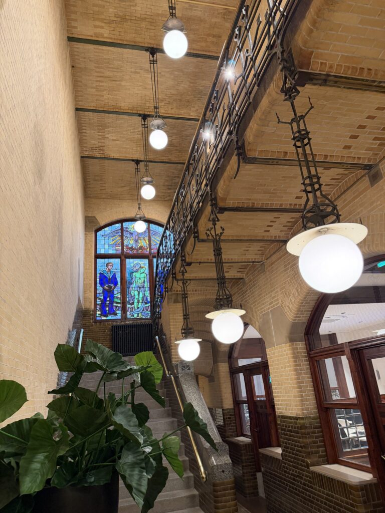 Detail van klassiek trappenhuis met glas-in-lood