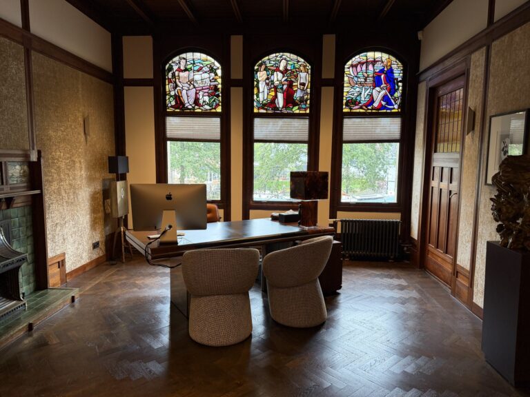 Woonkamer met houten betimmering en klassieke ramen