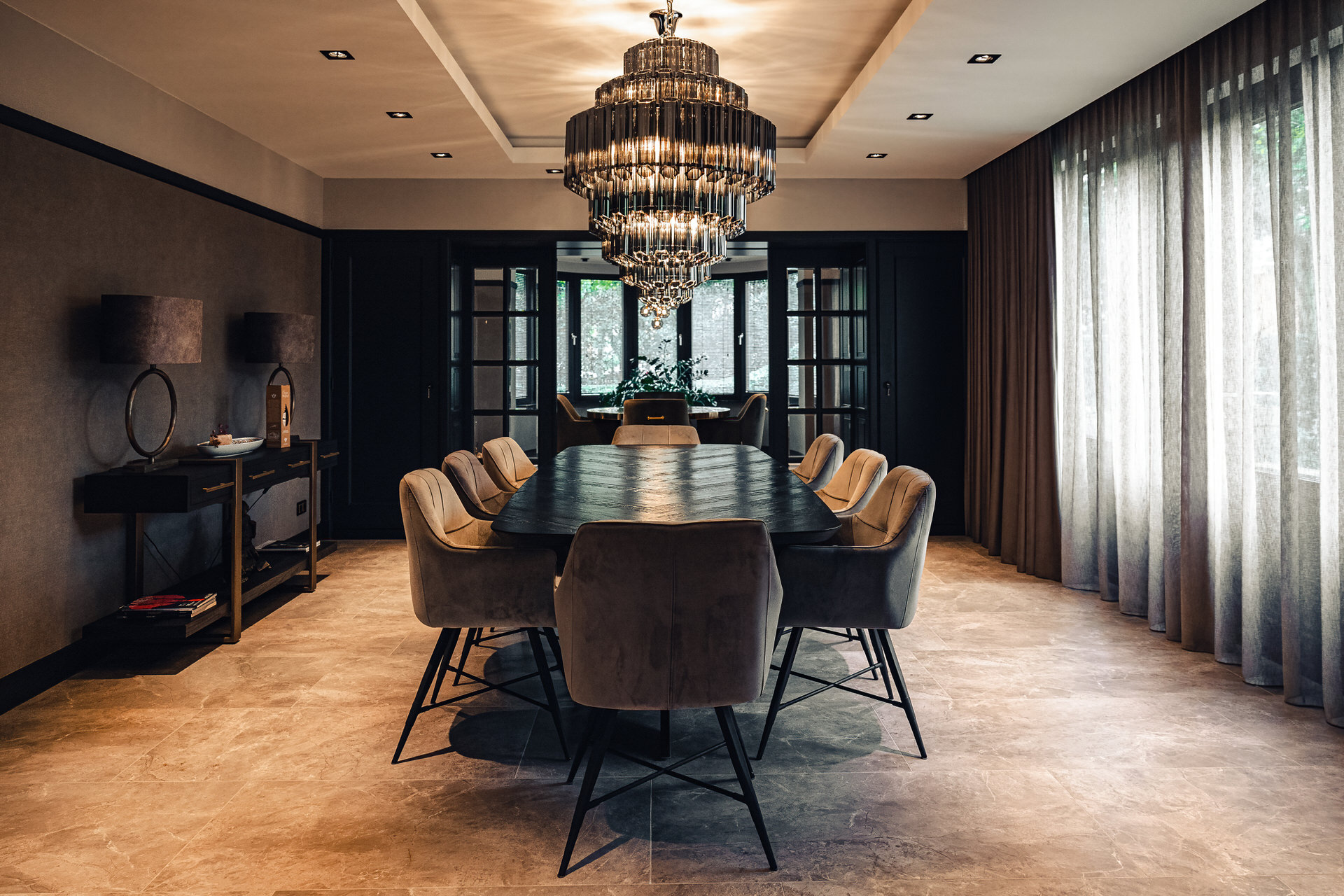 Luxe eetkamer en woonruimte met donkere interieurafwerking