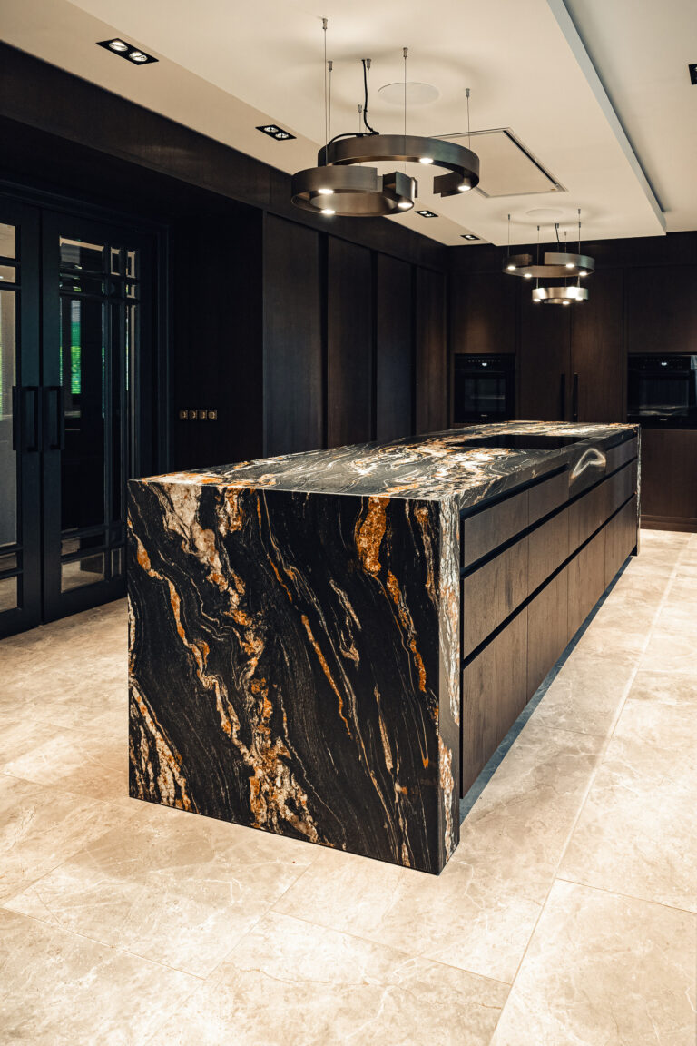 Luxe keuken met donker kookeiland en maatwerkafwerking