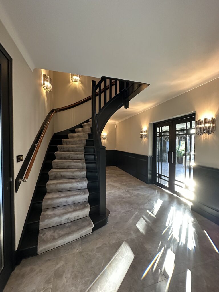 Trappenhuis en hal met luxe donkere afwerking