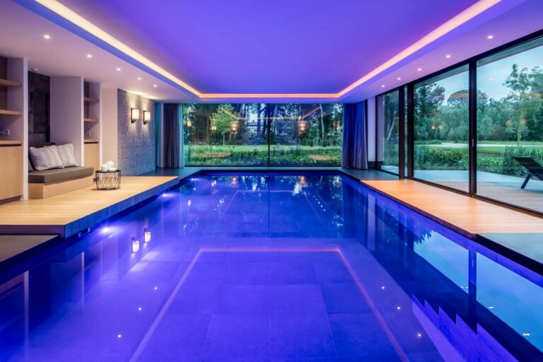Luxe binnenzwembad gerealiseerd binnen exclusieve woning