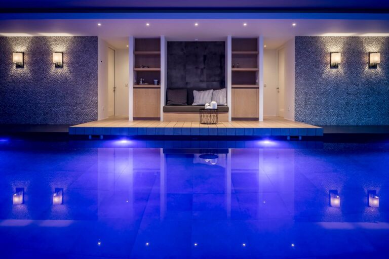 Verlicht binnenzwembad in exclusieve woning