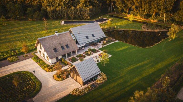 Luchtfoto van gerealiseerd woningproject