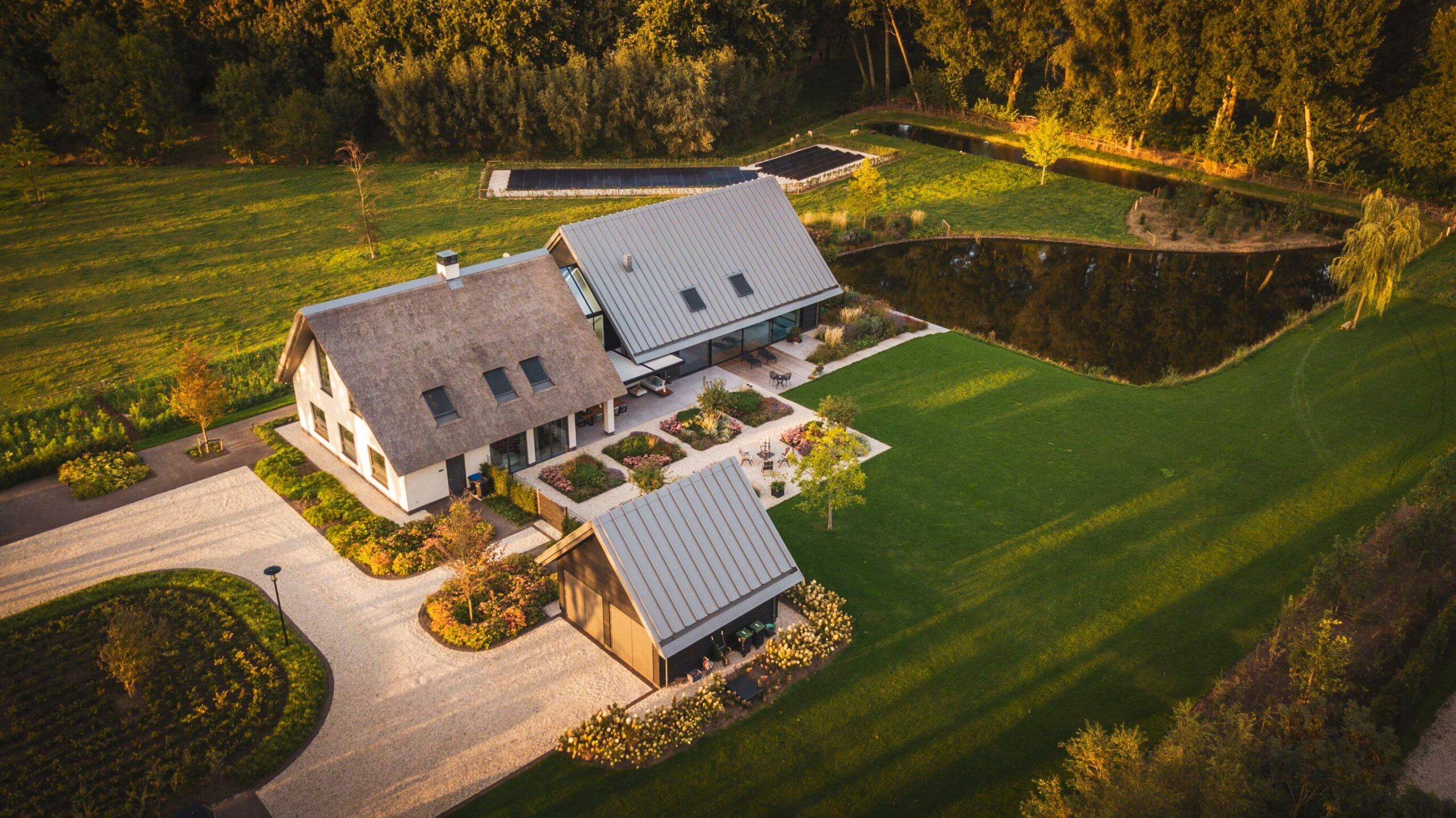 Luchtfoto van gerealiseerd woningproject