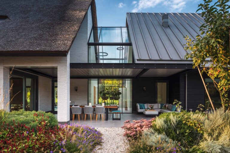Moderne entree van exclusieve woning