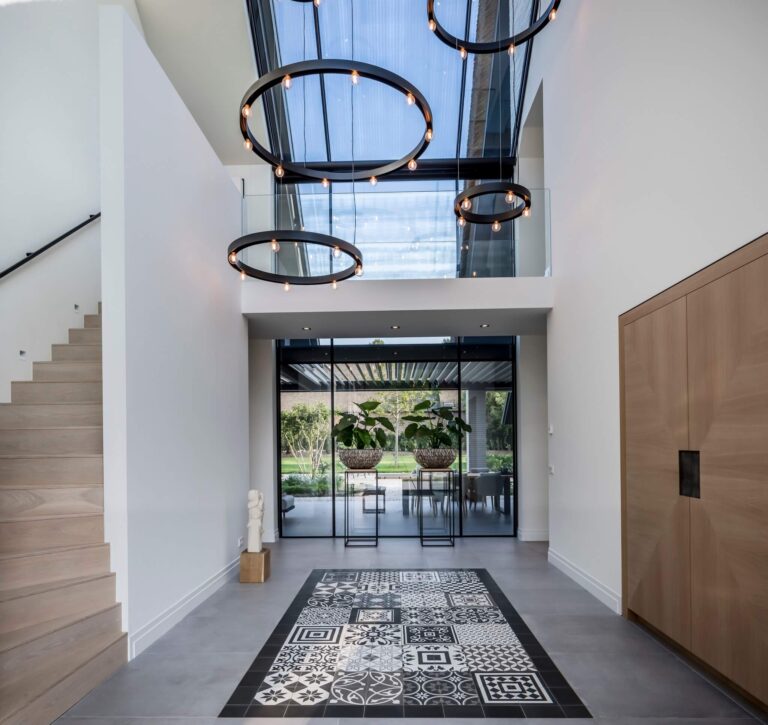 Luxe entreehal met maatwerk interieur