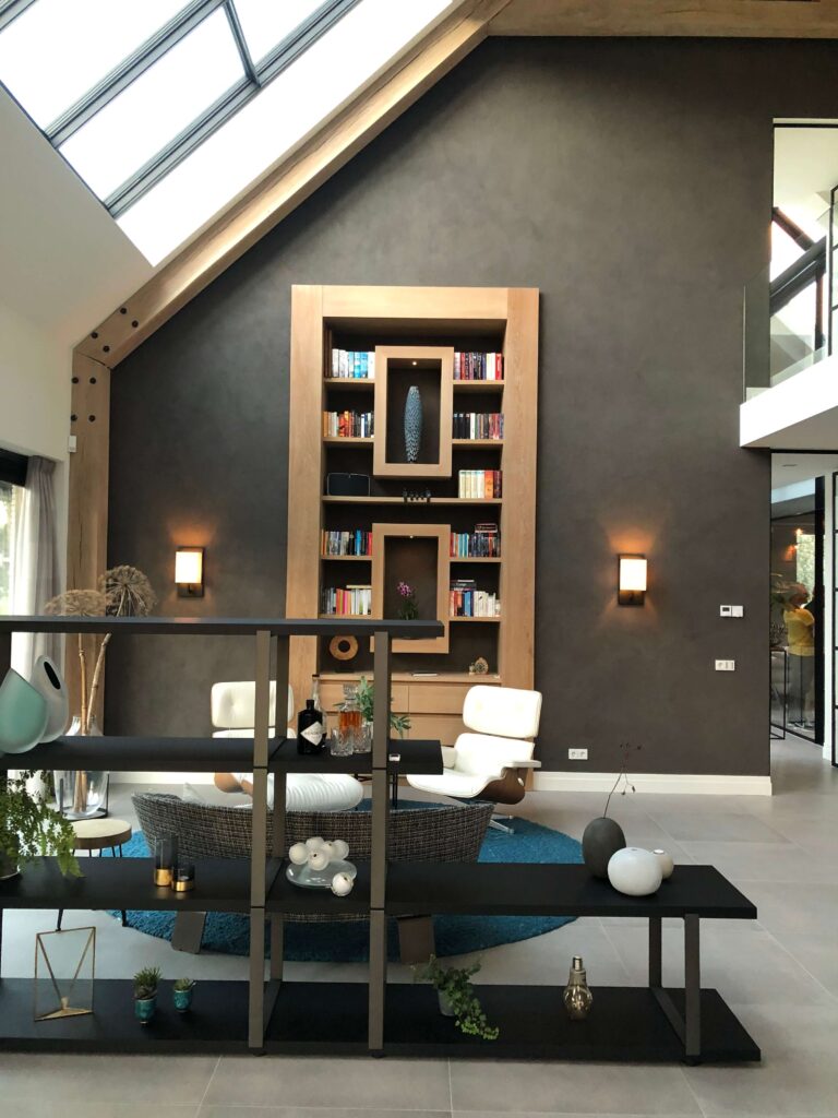 Luxe entreehal met hoge vide en maatwerk interieur