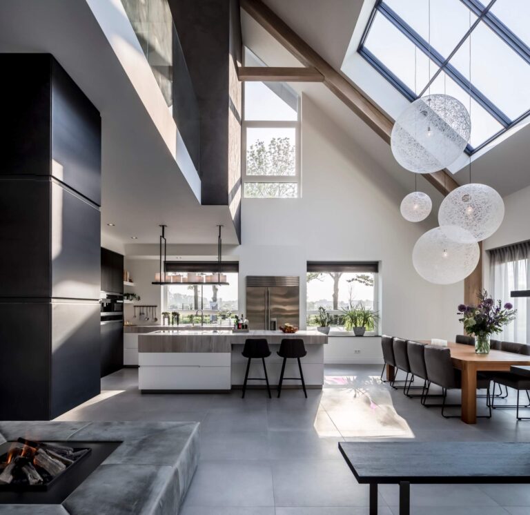 Interieur met hoge vide en luxe afwerking