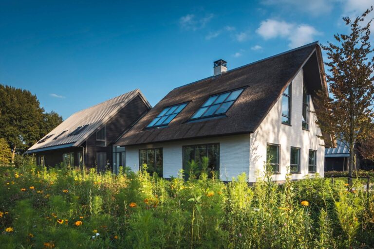 Exterieur van moderne villa gerealiseerd binnen project