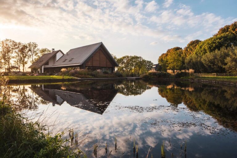 Villa aan het water met hoogwaardige architectuur